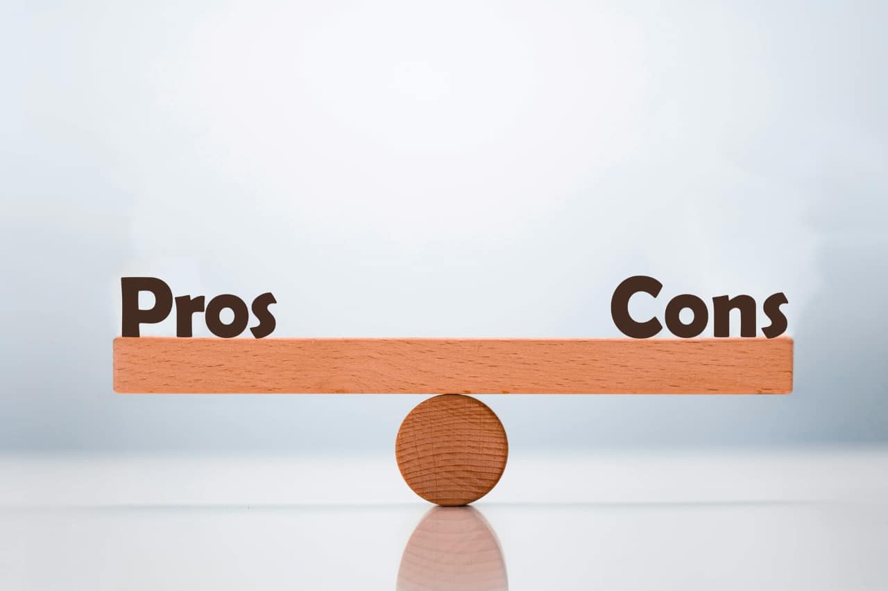 pros and cons balancing on a seesaw